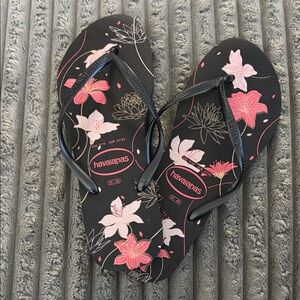 Havaianas Women's Black and Pink Floral Sandals